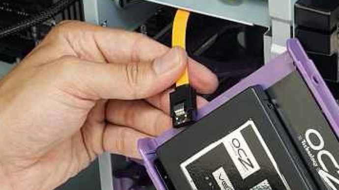 Connect-sata-data-cable-to-ssd