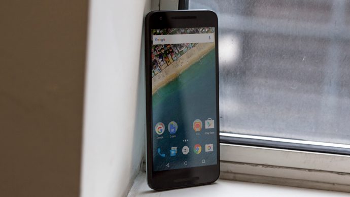 Google Nexus 5 : Avant, côté gauche montrant