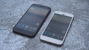 google_pixel_and_pixel_xl_next_to_each_other